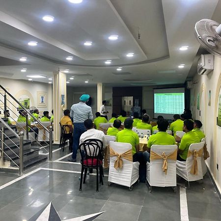 Shourya Hotel And Banquet Noida Exterior foto