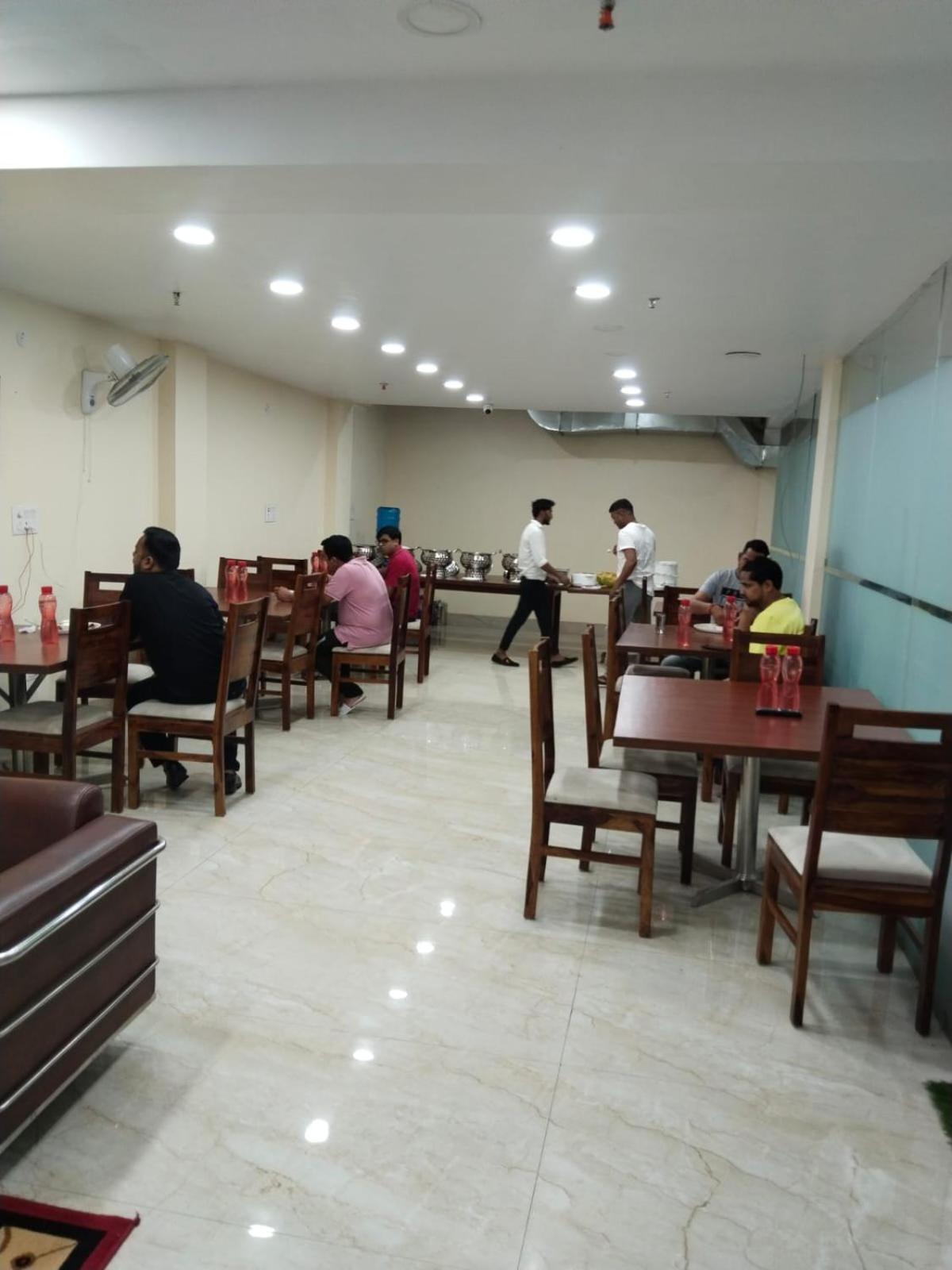 Shourya Hotel And Banquet Noida Exterior foto