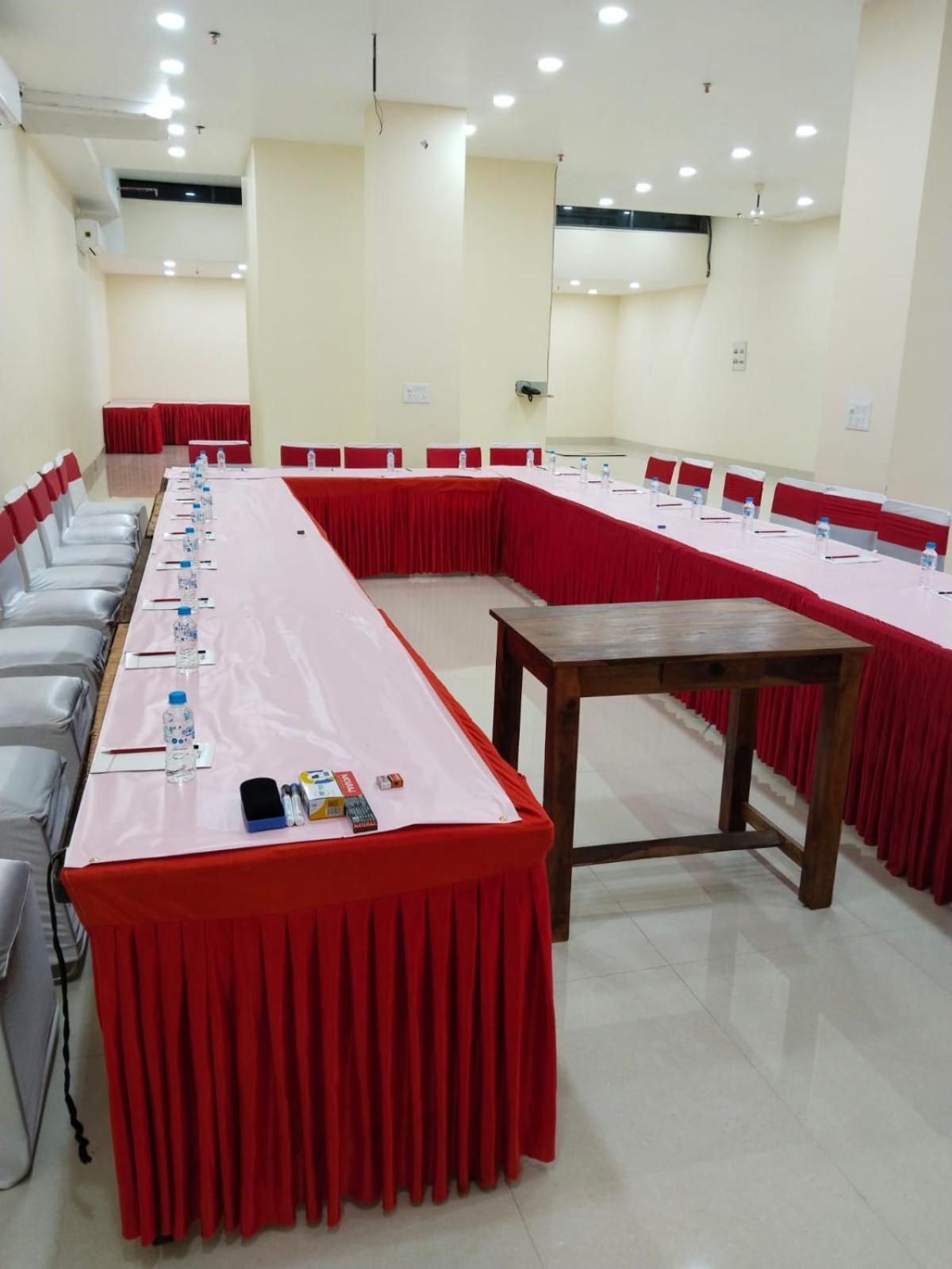 Shourya Hotel And Banquet Noida Exterior foto